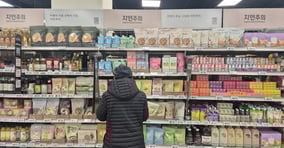 글루텐 프리 제품이 최근 건강식품으로 유행하고 있다. 사진은 경기 일산서구 한 마트에서 글루텐 프리 제품을 살펴보는 소비자의 모습. /사진=김인영 기자