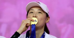 한국 여자 배구의 아이콘 김연경이 선수로서 마지막 우승 트로피를 들어올렸다. 사진은 지난 8일 인천 부평구 삼산월드체육관에서 열린 도드람 V리그 여자부 챔피언결정전 5차전 흥국생명과 정관장의 경기에서 통합우승을 차지한 김연경이 우승 세리머니를 하는 모습. /사진=뉴스