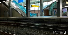 지난 2월7일 부산역 일대에서 지반침하가 발생헀다. 사진은 지난 2일 부산역 1번 승강장 옆 단차 모양이 구불어진 모습. /사진=차봉주기자