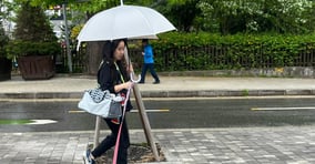 반려견 순찰대가 안전지킴이로서의 역할을 하고 있다. 사진은 지난 1일 서울 광진구 아차산역 부근에서 반려견 순찰대 활동을 하고 있는 조해정씨와 반려견 스타. /사진=이다빈 기자