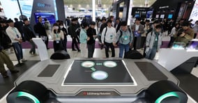 역대 최대규모의 배터리 전문 전시회인 ‘인터배터리 2025’의 LG에너지솔루션 부스에서 관람객들이 전기차 배터리 모형을 살펴보고 있다./사진=뉴스