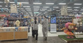 90년대생 부모가 &#039;베이비 디깅족&#039;으로 뜨고 있다. 사진은 지난 23일 경기 고양시 삼송 스타필드 유아용품 매장에서 제품을 구경 중인 시민들의 모습. /사진=김인영 기자