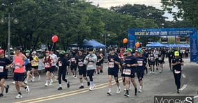 지난 25일 ‘무한도전 Run with 쿠팡플레이’ 행사에서 참가자들이 서울 영등포구 여의도공원 입구 앞에서 줄을 서 입장하고 있으며, 일부는 무한도전 로고 앞에서 인증샷을 남기고 있다. /사진=김대영 기자