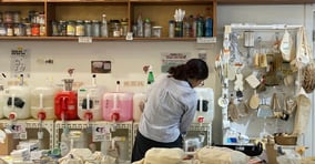 서울 마포구 한 제로웨이스트 상점에서는 리필스테이션을 운영하며 재활용이 어려운 우유팩과 병뚜껑, 커피 찌꺼기 등을 수거한다. 사진은 리필스테이션에서 손님이 세제를 담고있는 모습. /사진=남동주 기자