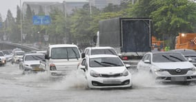 장마철에는 안전한 전기차 운행을 위해 주의사항을 숙지하는 것이 필요하다. 사진은 폭우가 쏟아진 지방의 한 도로 위를 달리는 자동차 모습. /사진=뉴시스