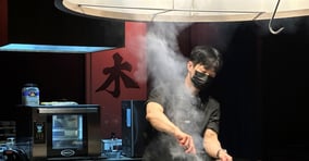 불과 연기를 활용해 식재료에 고유의 향미를 입히는 훈연은 맛의 깊이를 더하는 조리법 중 하나다. 사진은 우모크의 오픈 키친 중앙에서 원시구이와 훈연 작업을 하는 셰프. /사진=다이어리알