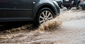 장마철에는 평소보다 교통사고 위험이 높아지는 만큼 빗길 안전 운전을 위해선 타이어 상태 점검이 필수다.  /사진=클립아트코리아