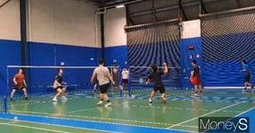 Z세대는 장마에도 실내 액티비티로 자신만의 일상 즐긴다. 사진은 실내에서 배드민턴을 치는 사람들. /사진=남동주 기자