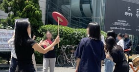 Z세대는 국악을 유산이 아닌 힙한 콘텐츠로 즐기며, 자신만의 방식으로 새롭게 소비한다. 사진은 길거리에서 전통 연희 놀이를 체험 중인 시민들의 모습. /사진=남동주 기자