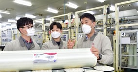 LG화학 청주공장 RO멤브레인 생산라인에서 직원들이 테스트를 마친 제품을 살펴보고 있다. / 사진=LG화학