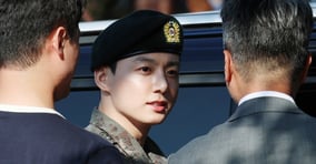 그룹 방탄소년단 측이 사생팬에 대한 강력처벌을 선언했다. 사진은 지난달 11일 경기 연천군 연천공설운동장에서 전역 인사를 마친 뒤 준비된 차량으로 이동하는 정국의 모습. /사진=뉴스