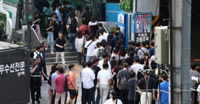 포털에 &#039;2호선 챌린지&#039;를 검색하면 걸어서 2호선을 완주했다는 글들이 있다. 사진은 지난해 7월 12일 서울 성동구 성수역 3번 출구 앞이 퇴근하는 시민들로 붐비고 있는 모습. /사진=뉴시스