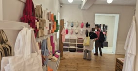 다양한 K패션 브랜드가 일본 오프라인 시장에 진출하고 있다. 사진은 지난 3일 서울 강남구 신사동 의류 매장을 구경 중인 고객들의 모습. /사진=김인영 기자 