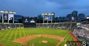 야구 흥행이 이어지고 있는 가운데 디지털 소외 계층을 위한 현장 판매를 일부 구단이 시행하고 있다. 사진은 잠실야구장 전경. /사진=곽우진 기자