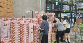 최근 제철코어가 주목받고 있다. 사진은 지난 11일 경기 고양시 덕양구 삼송동 대형마트에서 과일을 구매하는 소비자들의 모습. /사진=김인영 기자