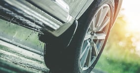 장마철 집중호우 시 안전운전을 위해서는 예보 확인·감속·우회·보조장치 비활성화 등이 필수다. /사진=클립아트코리아