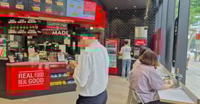 20대를 중심으로 점심을 간단히 해결하고 개인 시간을 갖는 &#039;스내킹족&#039;이 늘어나고 있다. 사진은 지난달 31일 서울 종로구 한 샌드위치 가게에서 간단히 점심을 해결하는 고객들의 모습. /사진=김인영 기자 