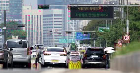 폭염 속 안전한 주행을 위한 자동차 점검이 필요하다. 사진은 폭염 속 서울시내 한 도로. /사진=뉴시스