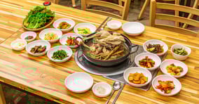 무더위가 절정을 향해 치닫는 8월, 기운을 보충할 보양식이 필요하다. 사진은 무주 산성가든의 토종닭백숙. /사진=다이어리알