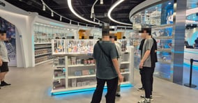 최근 MZ세대 내에서 X세대 시절 유행했던 장난감, 패션 등이 재유행하고 있다. 사진은 지난 14일 서울 용산구 한 장난감 매장에서 제품을 살펴보는 소비자들의 모습. /사진=김인영 기자