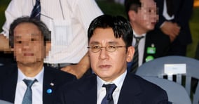  방시혁 하이브 의장이 지난달 15일 서울 세종대로 광화문광장에서 열린 제21대 대통령 국민임명식 &#039;광복 80년, 국민주권으로 미래를 세우다&#039; 행사에 참석해 있다. /사진=뉴시스