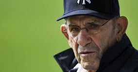 2015년 9월22일 미국 야구계 전설 요기 베라가 향년 91세로 숨졌다. 사진은 2011년 2월24일 요기 베라가 미국 플로리다주 탬파에서 열린 팀 스피링 트레이닝 캠프에서 뉴욕 양키스 선수들 훈련을 지켜보는 모습. /사진=로이터