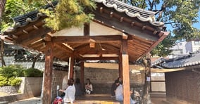 &#039;2025 서울한옥위크&#039;가 다음 달 5일까지 열린다. 사진은 휴식을 즐기는 관람객들의 모습. /사진=김다솜 기자