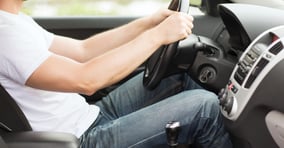 바른 운전자세의 기본은 엉덩이와 허리를 좌석에 최대한 밀착시키는 것이다. /사진=클립아트코리아