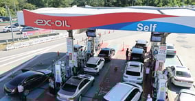 명절은 잦은 고속도로 정체로 연비가 떨어지기 쉽다. 추석 연휴 장거리 운전에서 연비를 높이기 위한 몇가지 팁을 소개한다. /사진=뉴스