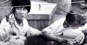 1988년 10월16일 지강헌 일당의 인질극이 전국에 생중계되는 사건이 발생했다. 사진은 1998년 10월16일 서울 서대문구 한 가정집에서 인질극을 벌이고 있는지강헌(왼쪽)의 모습. /사진=TV조선 유튜브 캡처