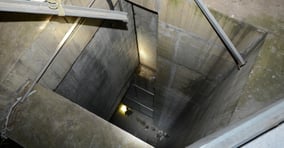 경기 성남시 판교테크노밸리 야외공연장 인근 지하주차장에서 환풍구 덮개가 붕괴되는 사고가 발생했다. 사진은 2014년 10월17일 경기 성남시 분당구 유스페이스 야외 공연장 인근 지하주차장 환풍기 붕괴 추락사고 현장에서 구조대원이 구조작업을 펼치고 있는 모습. /사진=뉴스1(경기도소방재난본부 제공)