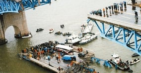 1994년 10월21일 이른 아침 출근길로 북적이던 성수대교가 붕괴했다. 사진은 성수대교 붕괴 당시 모습. /사진=소방청