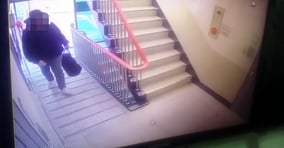 2018년 10월25일 부산 사하구 한 아파트에서 일가족이 살해 당한 채 발견됐다. 사진은 2018년 10월24일 부산 사하구 한 아파트를 출입하는 신씨의 모습. /사진=뉴시스(부산경찰청 제공)