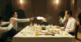 서울 중구 궁정동 중앙정보부 안전가옥에서 열린 만찬 자리에서 박정희 대통령이 김재규 중앙정보부장에게 피살됐다.  장면은 영화 남산의부장들에서 중앙정보부장 김규평(이병헌 분)이 박통(이성민 분)에게 격발하는 모습. /사진=유튜브 채널 &#039;숏박스&#039; 캡처