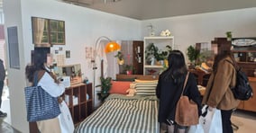 내년도 소비 트렌드로 필코노미가 꼽혔다. 사진은 지난달 31일 서울 종로구 오늘의집 쇼룸을 구경 중인 소비자들의 모습. /사진=김인영 기자