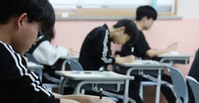 대학수학능력시험(수능)이 오는 13일 예정된 상황에서 수험생들의 건강 관리법이 주목된다. 사진은 지난달 14일 경기 동탄고등학교에서 수능 전 마지막 모의평가인 10월 전국연합학력평가를 치르는 학생. /사진=뉴스