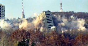 1994년 11월20일 남산 외인아파트가 철거됐다. 사진은 폭파 해체되고 있는 남산 외인아파트의 모습. /사진=한국정책방송원 e영상역사관