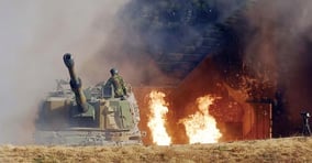 2010년 11월23일 북한이 인천 옹진군 연평도 일대에 포격을 실시하는 만행을 저질렀다. 사진은 2010년 11월23일 인천 옹진군 연평도 일대에 북한의 포탄이 떨어진 모습. /사진 제공=해병대사령부