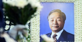 대한민국 민주화운동의 중심에 섰던 김영삼 전 대통령이 향년 88세로 별세했다. 사진은 2015년 11월22일 서울 종로구 서울대병원 장례식장 고 김 전 대통령 빈소에 놓인 고인의 영정사진 모습. /사진=머니투데이(사진공동취재단)