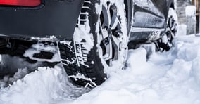 겨울철에는 눈길·빙판길 미끄러짐 사고가 늘고 타이어·배터리 성능이 떨어지기 쉬워 사전 점검을 통한 안전사고 예방이 중요하다. /사진=클립아트코리아 