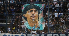 디에고 마라도나가 60세 나이로 세상을 떠났다. 사진은 마라도나의 사망을 추모하는 아르헨티나 축구팬의 모습. /사진=로이터 