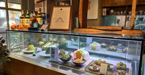 넷플릭스 예능프로그램 '흑백요리사 2' 출연진이 공개되면서 이와 관련된 식당에 대한 관심도 커지고 있다. 사진은 예고편에 등장한 신동민 셰프가 운영하는 '당옥'의 쇼케이스. /사진=다이어리알