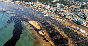 2007년 12월7일 태안 앞바다에서 삼성중공업 해상크레인 예인선단과 홍콩 선적 유조선 허베이스피리트호가 충돌하며 대규모 기름 유출이 발생했다. 사진은 2007년 기름 유출 사고 당시 소원면 마포리 모습. /사진=태안군 제공