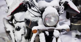 추위는 타이어뿐 아니라 배터리 성능까지 약화시키므로 장기 주차 시에는 실내 보관과 정기적인 시동 유지가 필요하다./사진=클립아트코리아