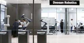 두산로보틱스가 R&amp;D 투자를 확대하고 있다. 기존 하드웨어 중심 사업 구조에서 AI 기반 지능형 로봇 기업으로 체질을 개선하기 위해서다. 사진은 두산로보틱스 '이노베이션 센터'의 모습. /사진=두산로보틱스