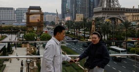 1999년 12월20일. 포르투갈이 중국에 마카오를 반환했다. 사진은 지난해 12월18일 마카오 카지노 리조트 인근에서 사진 촬영 중인 관광객들의 모습. /사진=로이터