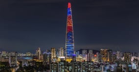 2016년 12월22일 롯데월드타워가 완공됐다. 사진은 서울 송파구 롯데월드타워에 송출되는 광복 80주년 미디어파사드 모습. /사진 제공=롯데물산 제공