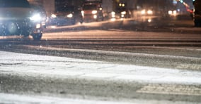 눈이 그친 뒤 밤사이 얼어붙은 도로. 겉보기엔 젖은 길처럼 보이지만 블랙아이스 위험이 큰 구간이다. /사진=클립아트코리아