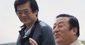 (사진 오른쪽부터) 고(故) 조중훈 한진그룹 창업회장과 아들인 고 조양호 한진그룹 선대회장이 1979년 제동목장에서 대화를 나누는 모습. /사진=한진그룹