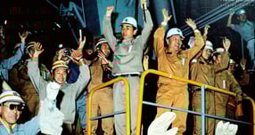 1973년 6월 9일 오전 7시 30분 박태준 회장과 박종태 포항제철 초대 소장 등 직원들이 용광로에서 첫 쇳물을 뽑는 데 성공하자 다같이 만세를 부르며 환호하고 있다. /사진=포스코